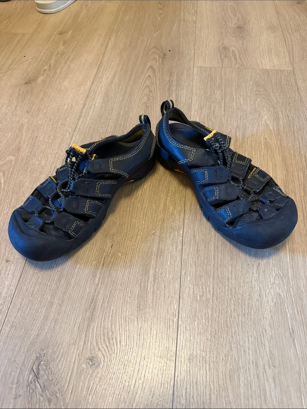 Keen Newport H2 youth Black and Yellow Water Shoes size 6